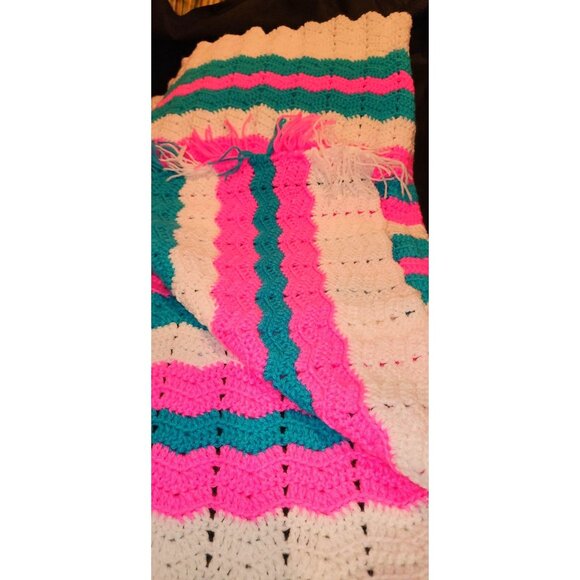 Handmade Crochet Afghan Blanket Pink/White/Blue Wave Pattern Throw New - Picture 6 of 8
